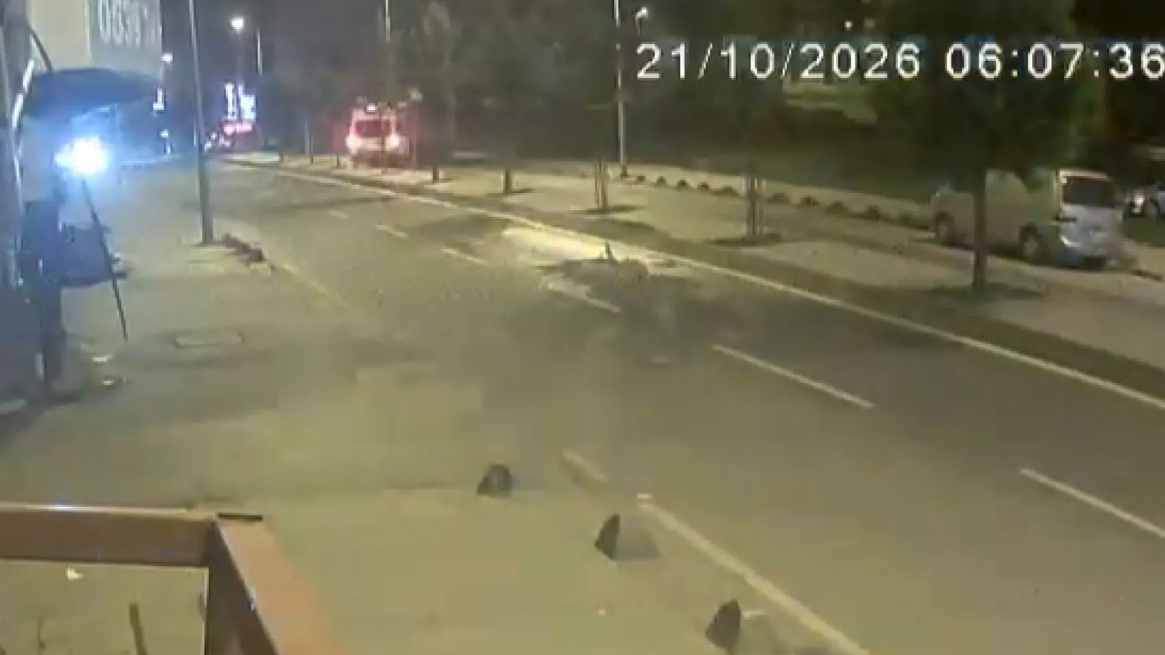 Arnavutköy'de dehşet anları: Servis minibüsünün kamyona çarptığı kaza kamerada