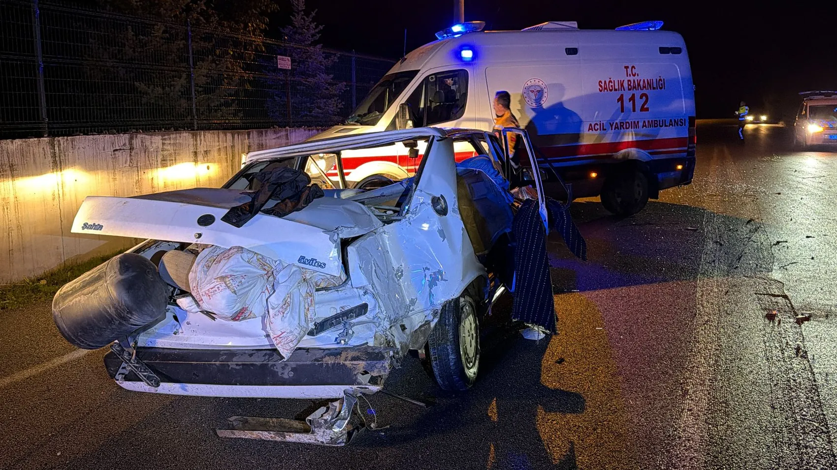 Kütahya'da gece yarısı dehşeti: Takla atan otomobilde dört kişi yaralandı
