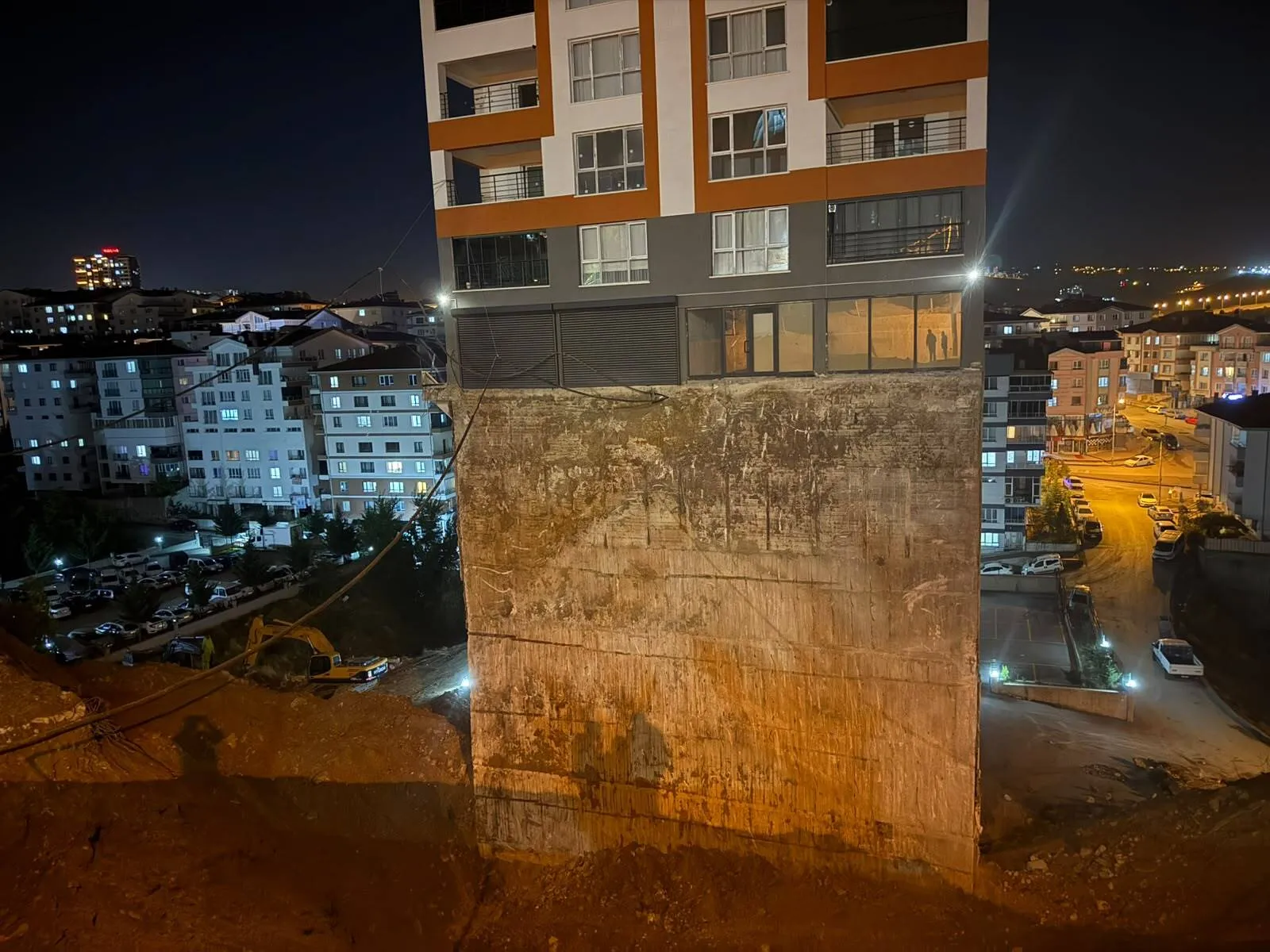Başkentte korkutan manzara: 17 katlı binanın temeli gözler önüne serildi