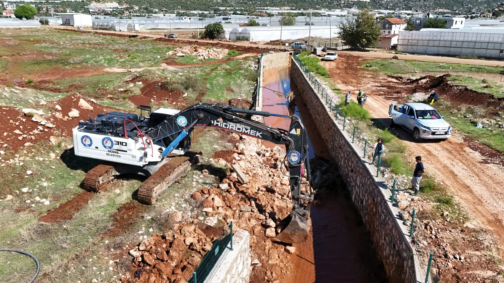 Demre'de kabus dolu saatler: Sel suları hayatı felç etti