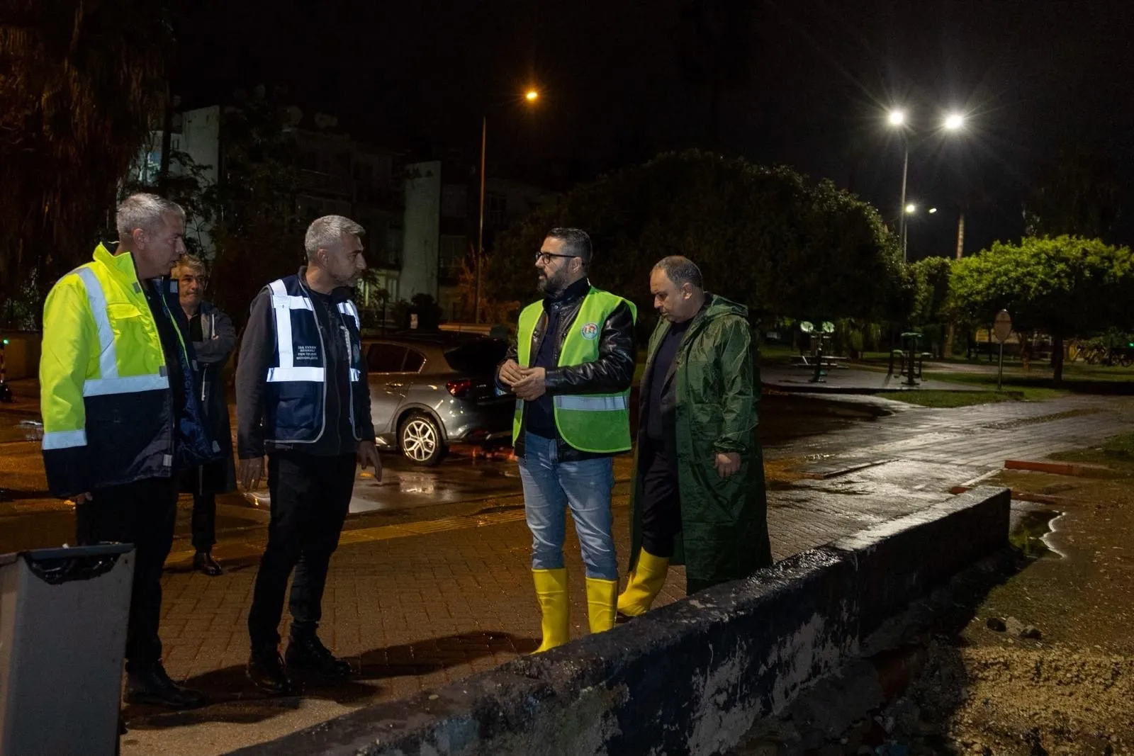 Mersin'de aniden bastıran sağanak hayatı felç etti: Belediye ekipleri teyakkuza geçti