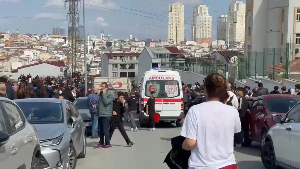 Esenyurt'taki lisede kanlı hesaplaşma: Sınıf arkadaşını bıçakladı