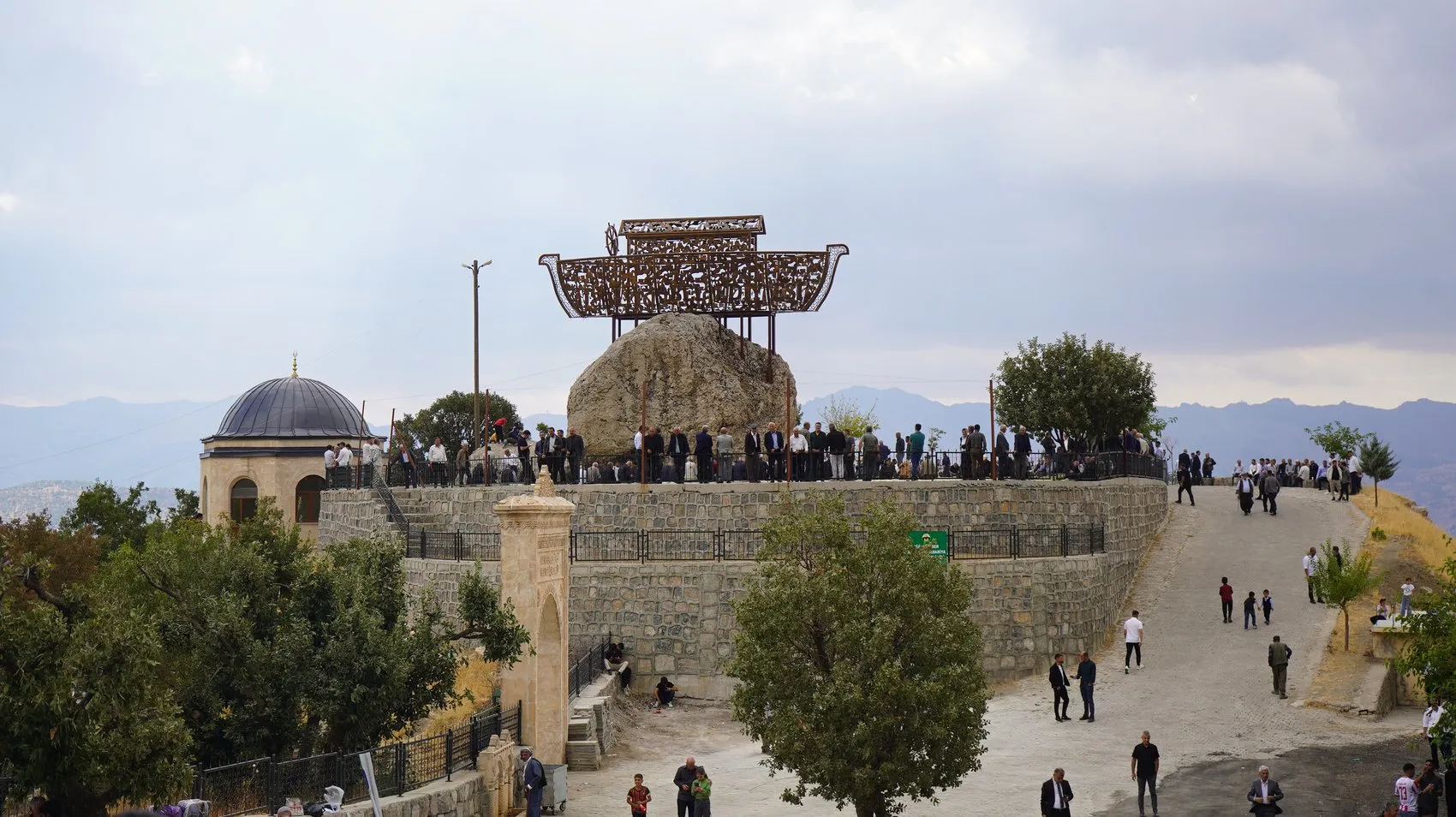 Cudi Dağı'nın gölgesinde 300 yıllık buluşma: 5 bin kişi aynı sofrada barış için bir araya geldi