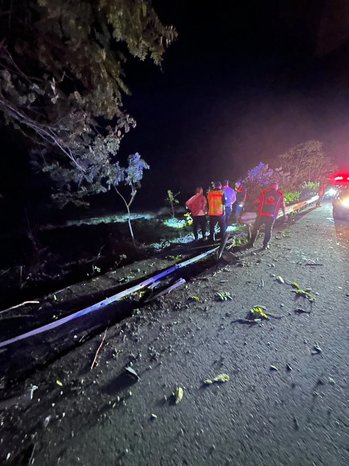Karadeniz'in hırçın dalgaları bekliyordu: TIR denize düşmekten son anda kurtuldu