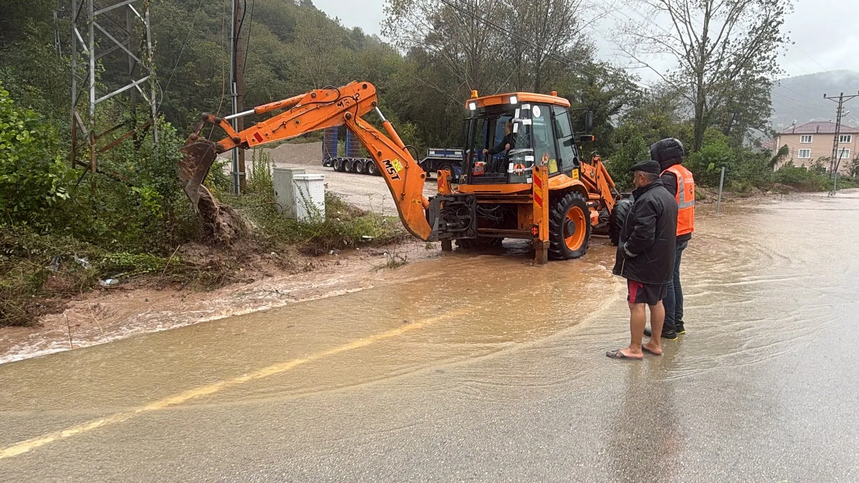 Bartın'da doğa öfkesini kustu: Yollar kapandı, çatılar uçtu