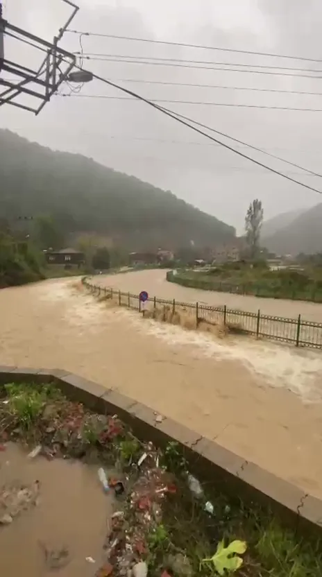 Zonguldak'ta doğa öfkesini kustu: Ilıksu Deresi taştı, plaj sular altında kaldı