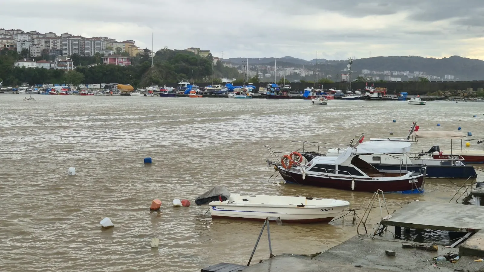 Karadeniz'in hırçın dalgaları Alaplı'yı vurdu: Mendirek inşaatı zarar gördü