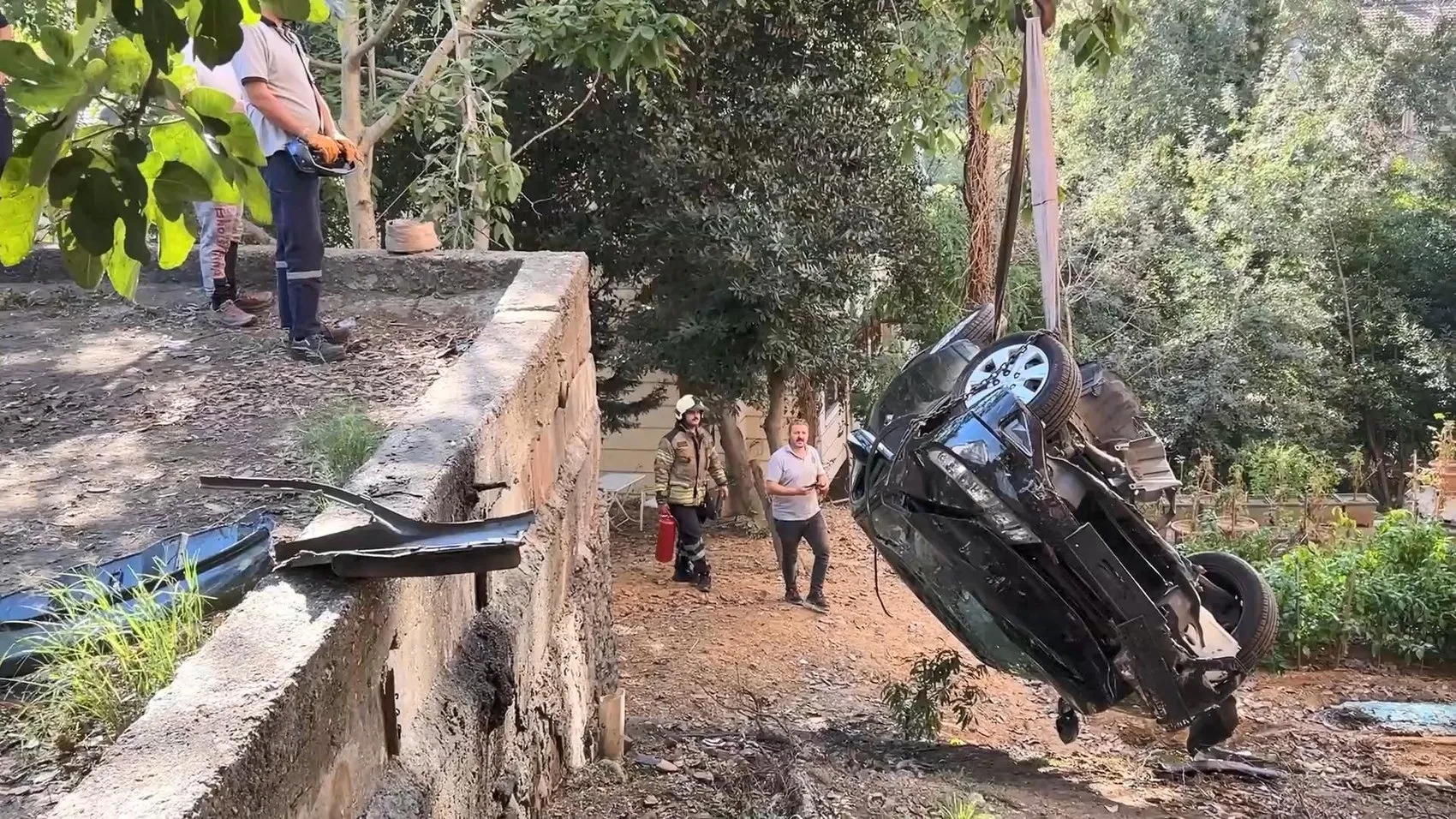 Levent'te korku dolu anlar: 79 yaşındaki sürücü park etmeye çalışırken bahçeye uçtu