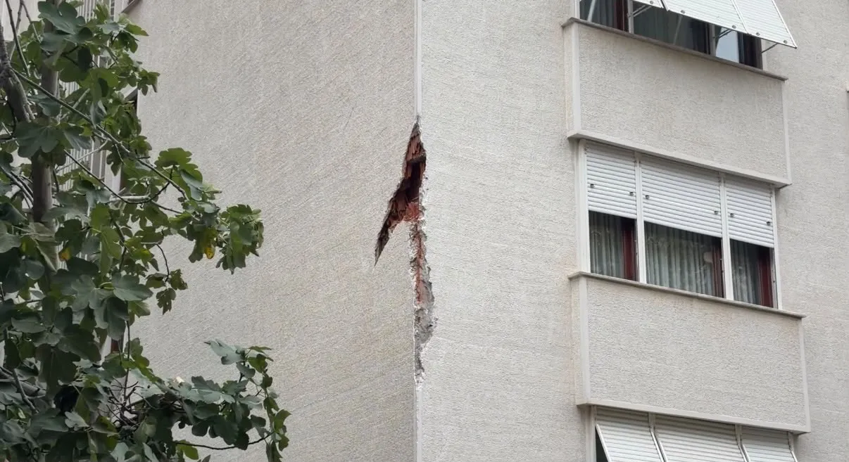 Erenköy'de korku dolu anlar: Dev vinç 11 katlı binanın üzerine yığıldı