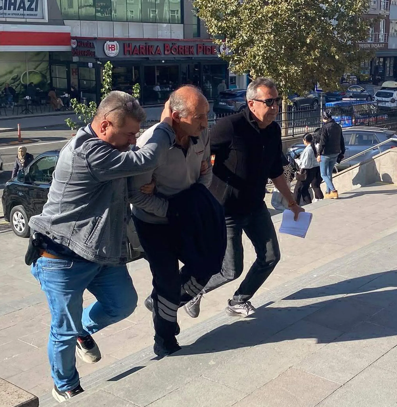 Kuyumcuyu oyuncak silahla korkutmaya çalıştı: Kaçışı kısa sürdü