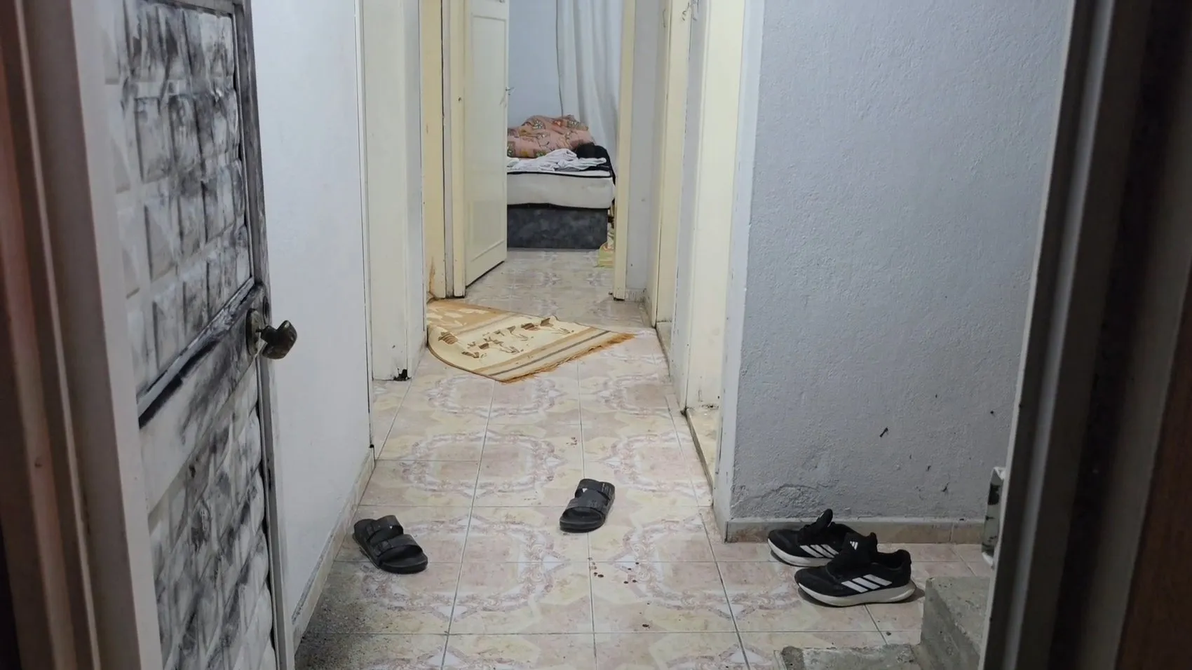 Kozan'da korku dolu anlar: Kasklı saldırgan evini bastı