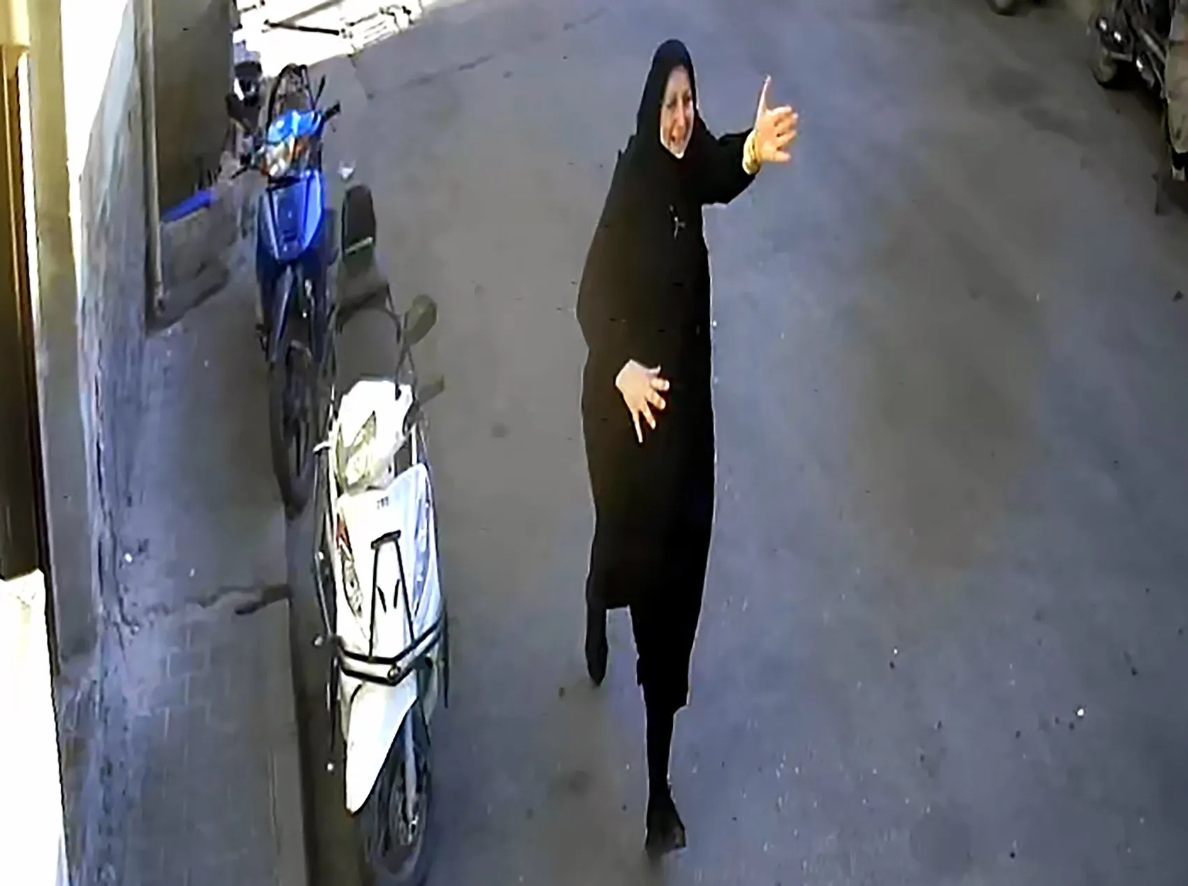 Adana'da gündüz vakti cüretkar gasp: Çantasını kaptırmamak için saniyelerle yarıştı