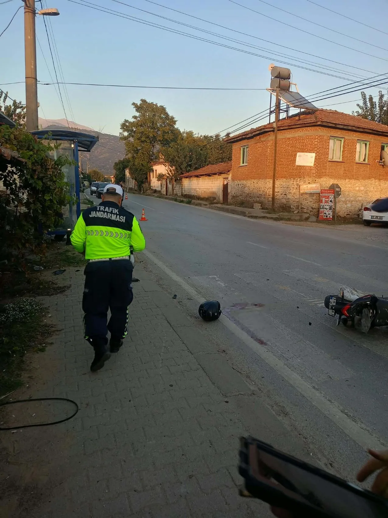 Ödemiş'te dehşet anları: Traktöre çarpıp durağa savruldu