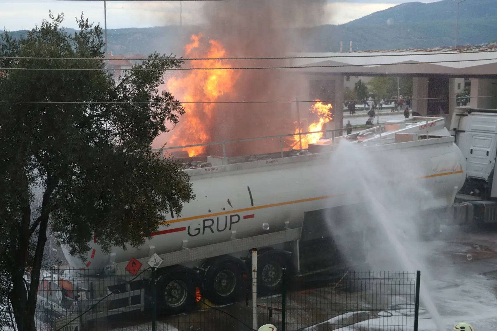 Denizli'de akaryakıt istasyonunda korku dolu anlar: Bir anlık dikkatsizlik faciaya yol açıyordu