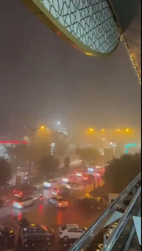 Mardin'de akşam saatlerinde gökyüzü karardı: Şehir bir anda beyaza büründü