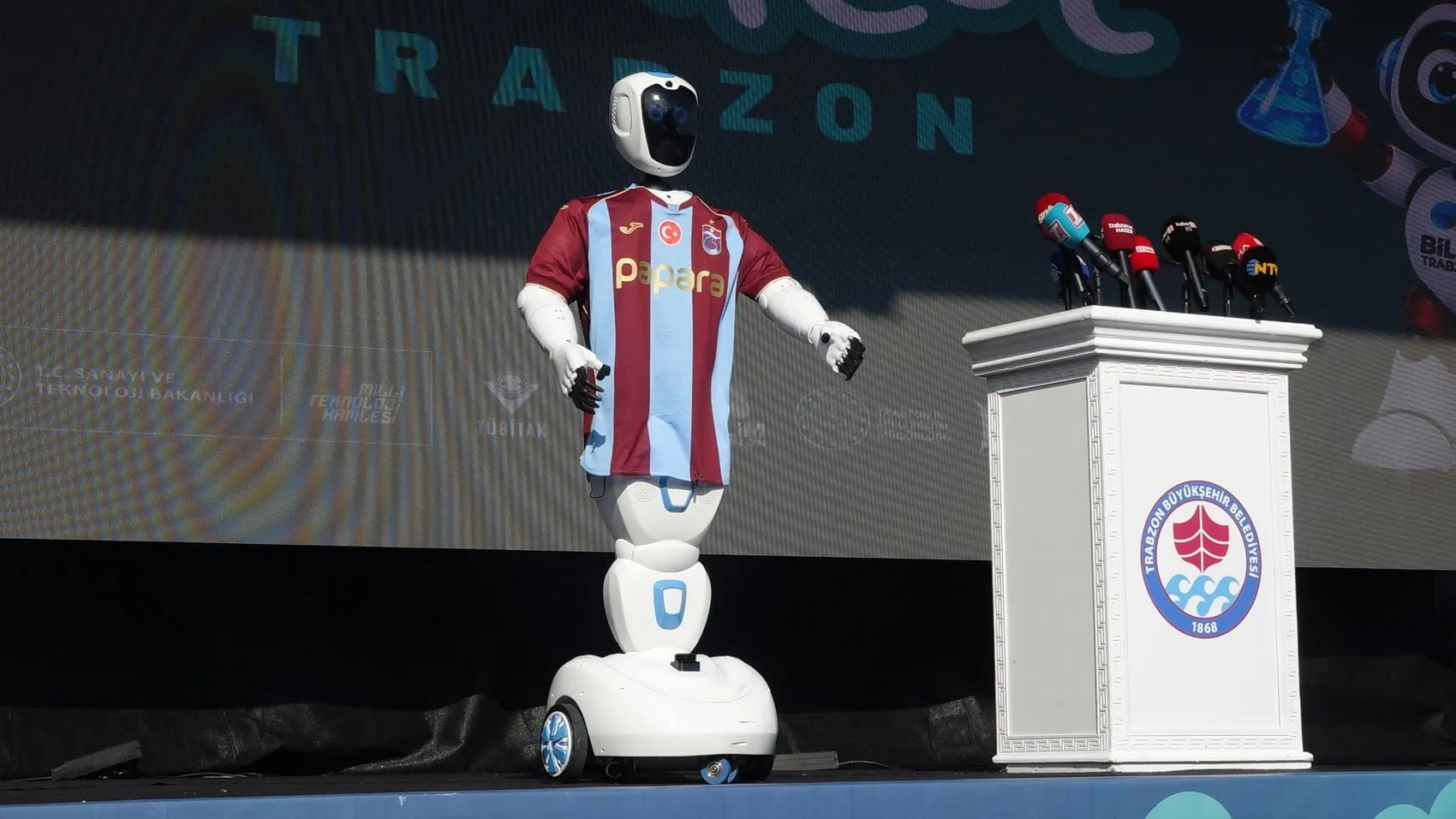 Trabzon'da teknoloji rüzgarı: Açılışı yapay zeka robot yaptı, hedef TEKNOFEST