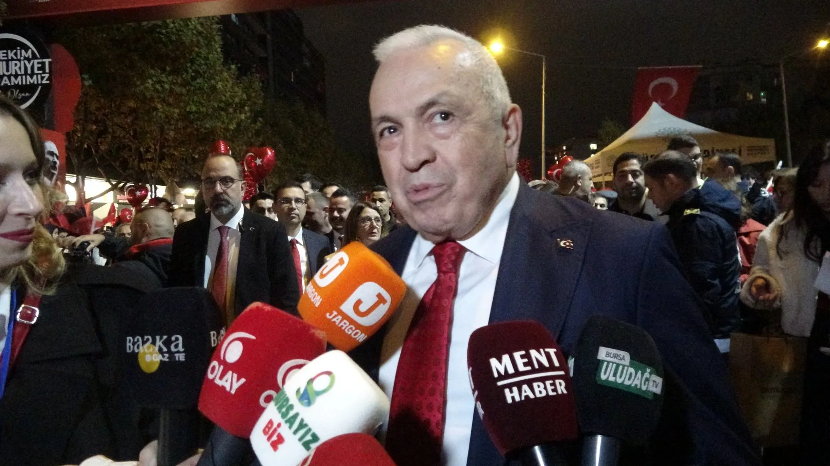 Bursa'da yağmur dinlemedi: Cumhuriyet coşkusu FSM'de zirveye ulaştı