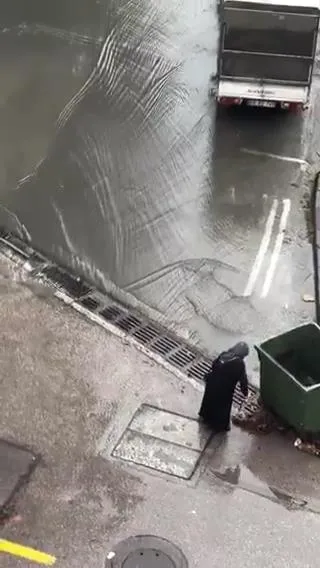 Sağanak yağışta örnek davranış: Bastonuyla mazgalları açtı