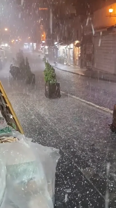 Mardin'de akşam saatlerinde gökyüzü karardı: Şehir bir anda beyaza büründü