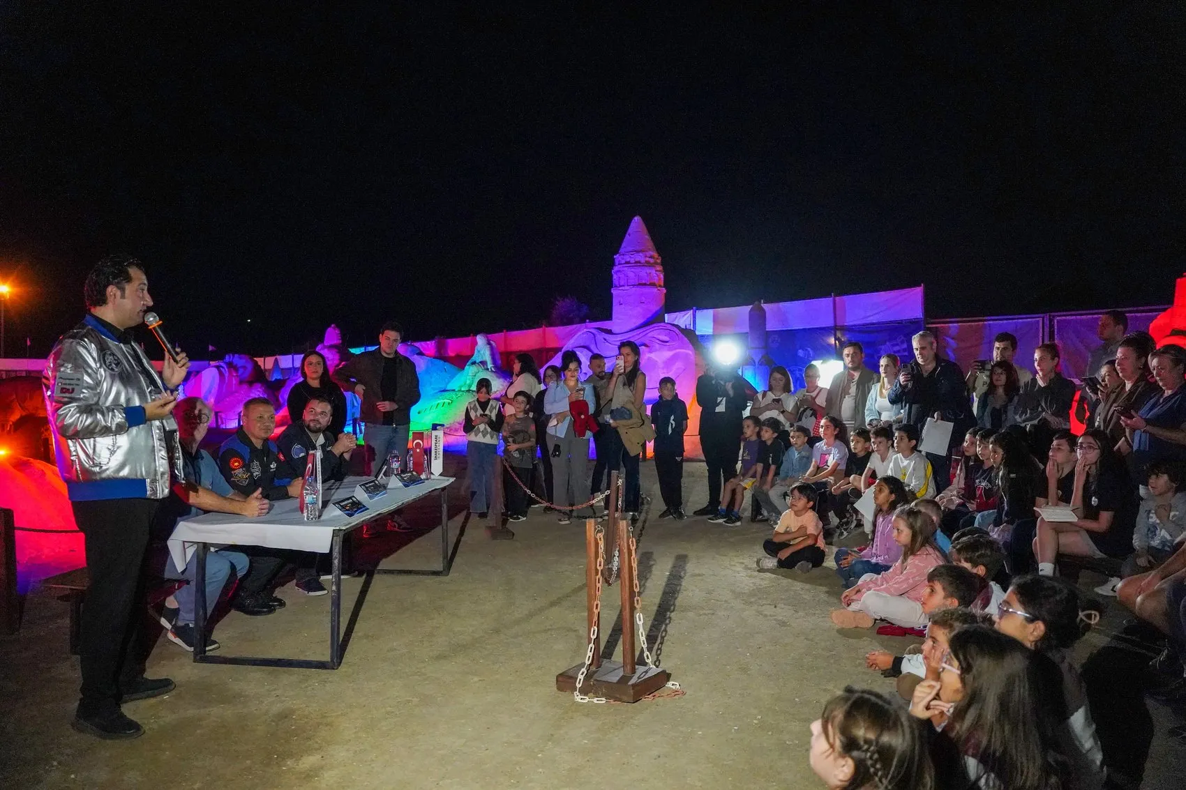 Minik zihinlerden dev sorular: Astronotlar Antalya'da çocukların merakına yenildi
