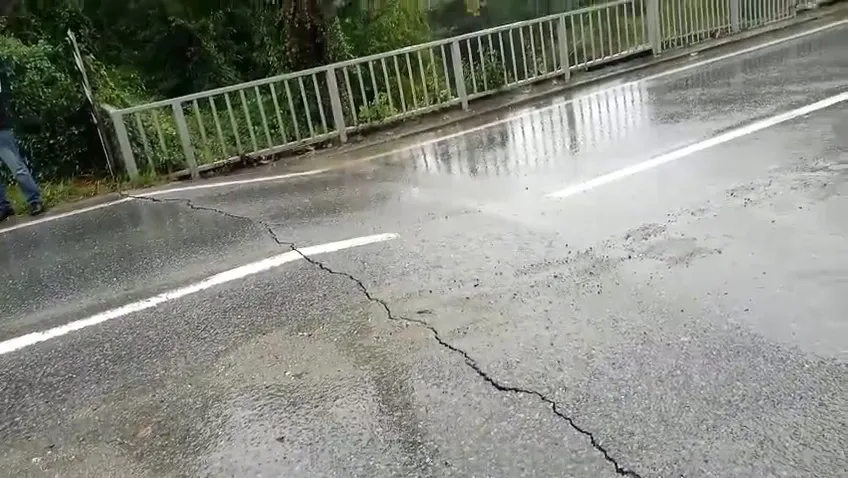 Sapanca'da ulaşımı felç eden çökme: Ana arter trafiğe kapatıldı