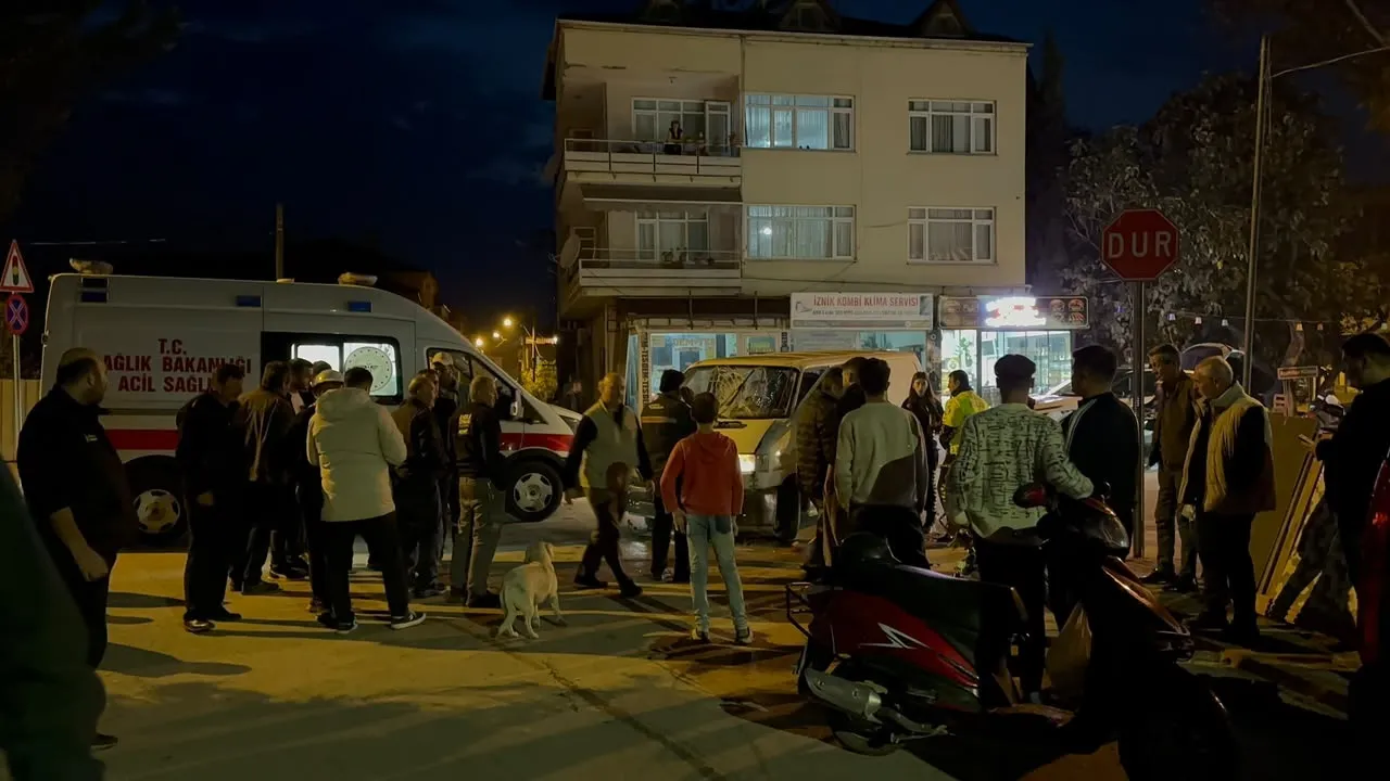 İznik'te akşam trafiğinde korkutan kaza: Motosiklet sürücüsü hastanelik oldu