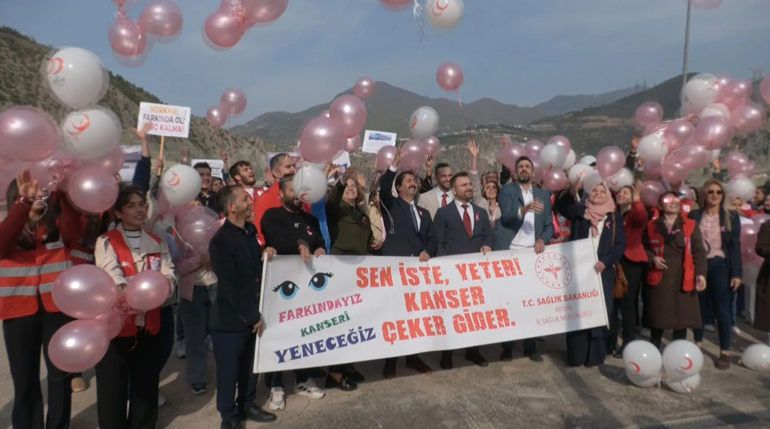 Çoruh Nehri'nin devasa gövdesinde kansere karşı umut dolu mesaj: Erken teşhis hayat kurtarır