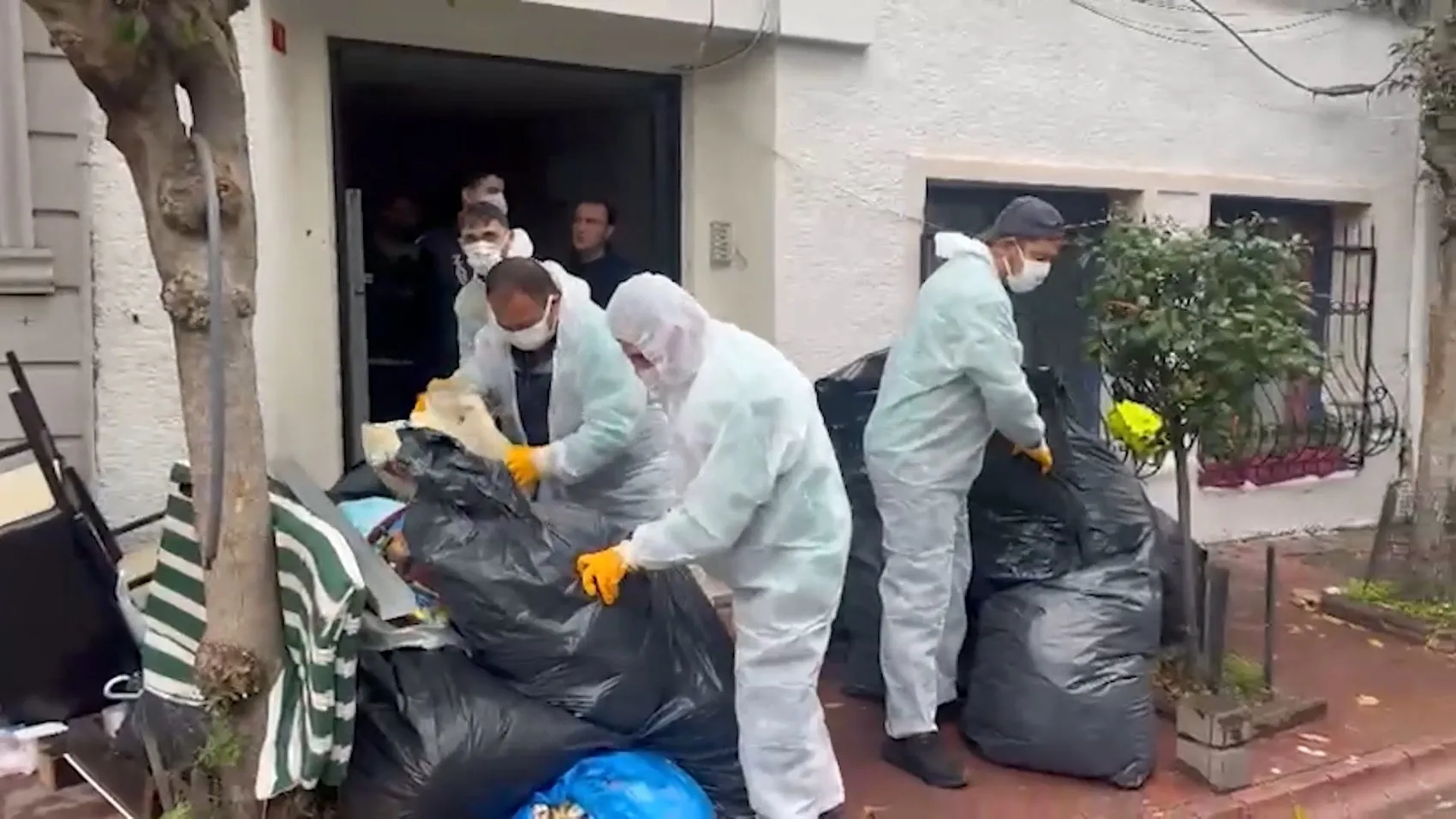 Cihangir'de çöp ev alarmı: Tonlarca atık mahalleliyi canından bezdirdi