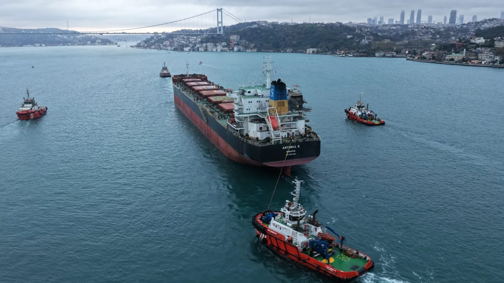 Saldırıya uğrayan dev gemi İstanbul Boğazı'ndan geçti: Trafik durduruldu