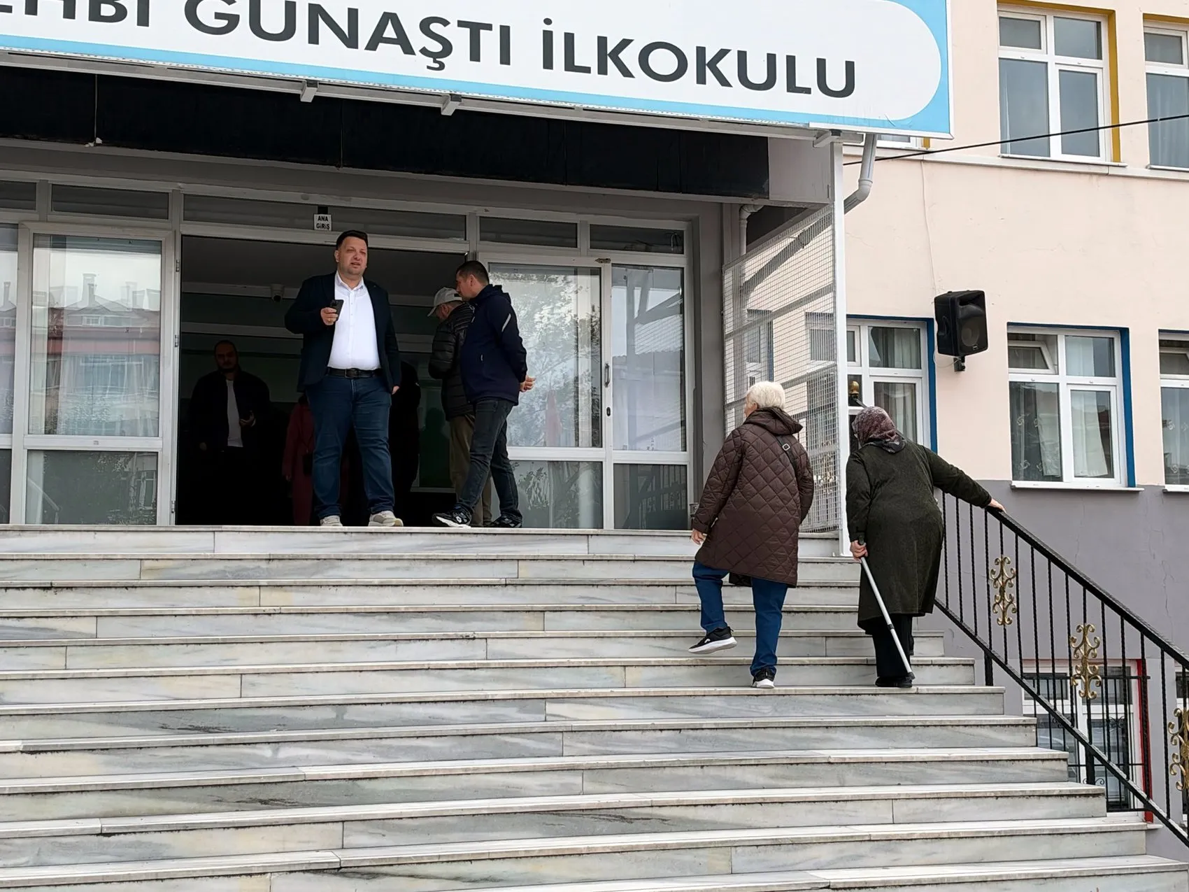 Trakya'da sandık mesaisi: Çifte vatandaşlar Bulgaristan'ın geleceği için oy veriyor