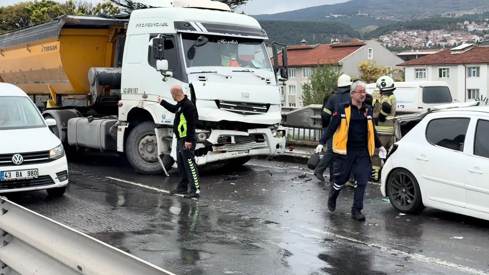 Kütahya kara yolunda yangın paniği zincirleme kazaya dönüştü