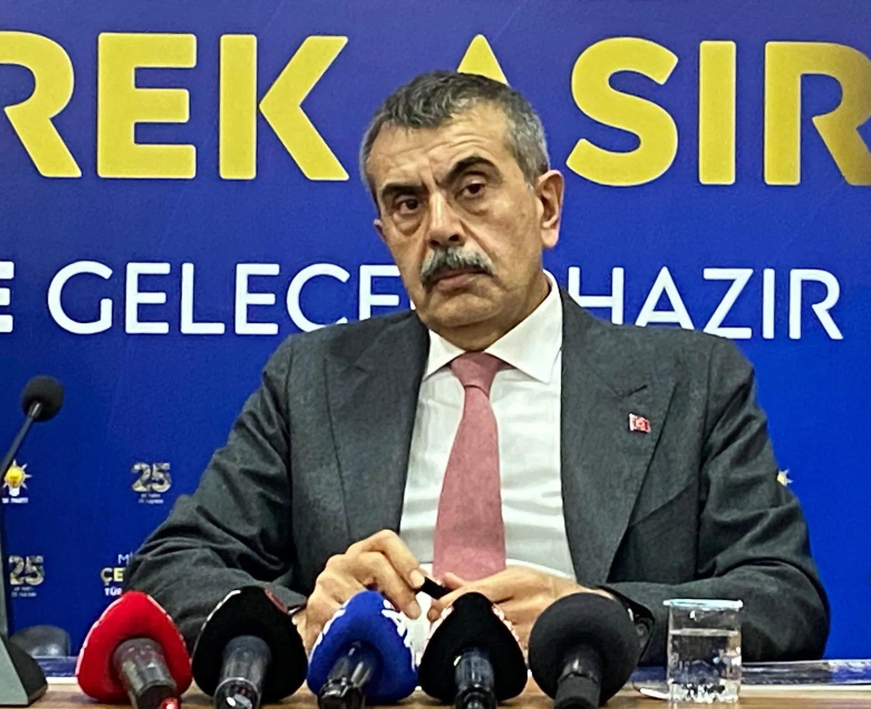 Bakan Tekin'den sert fon krizi çıkışı: Erdoğan'ın yanında arsızlığa yer yok