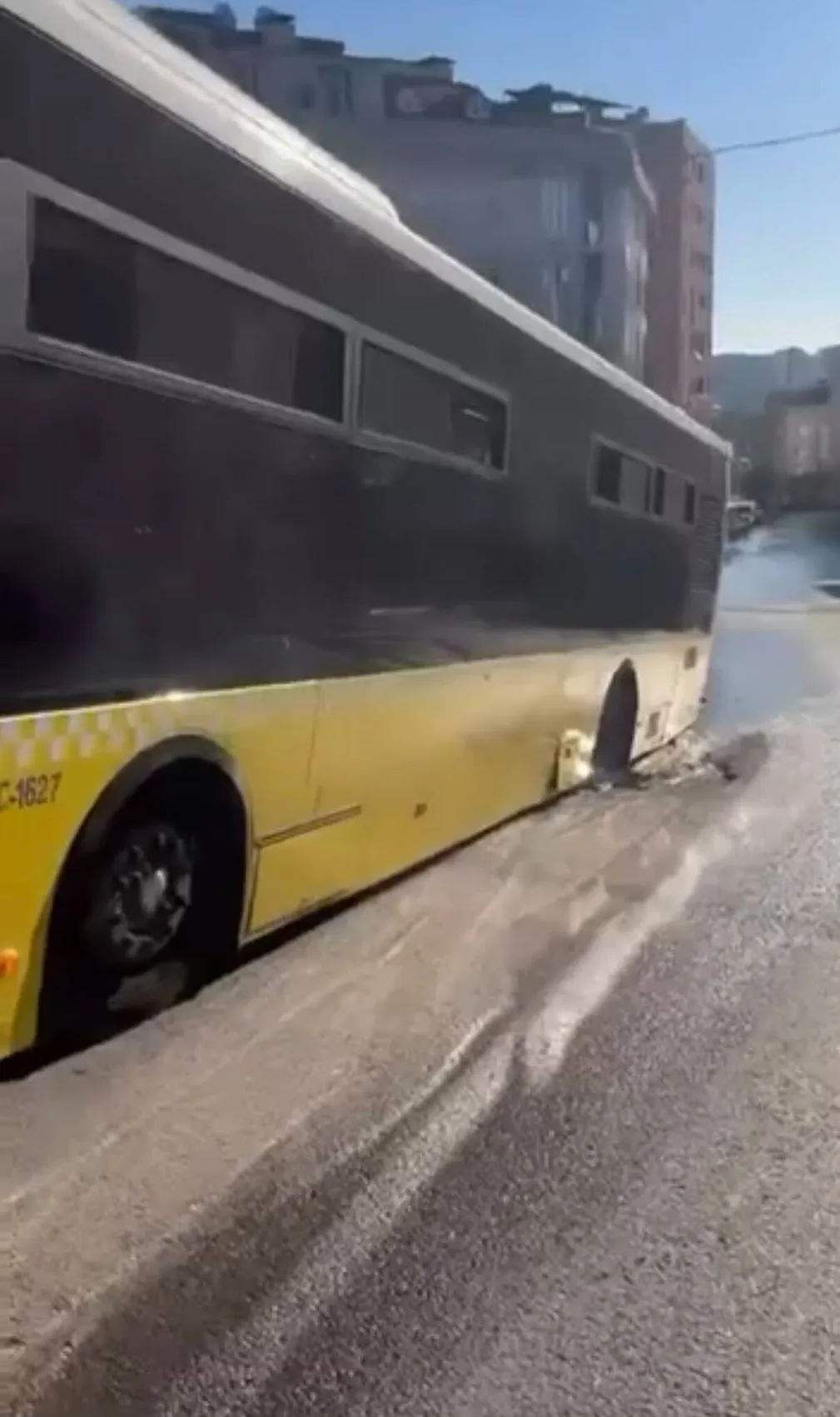 Maltepe'de yolun altı boşaldı: İETT otobüsü devasa çukura saplandı