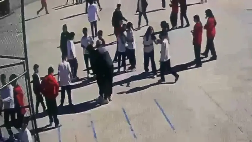 Okul bahçesinde saniyelerle yarış: Öğretmenin soğukkanlı müdahalesi hayat kurtardı