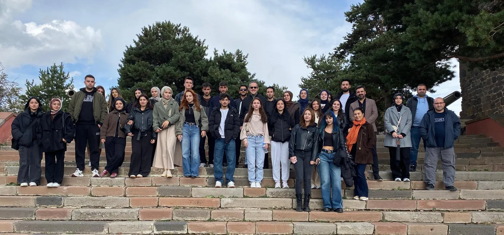 Erzurum'un genç turizmcileri şehri keşfediyor: Tarihi tabyalarda ilk ders