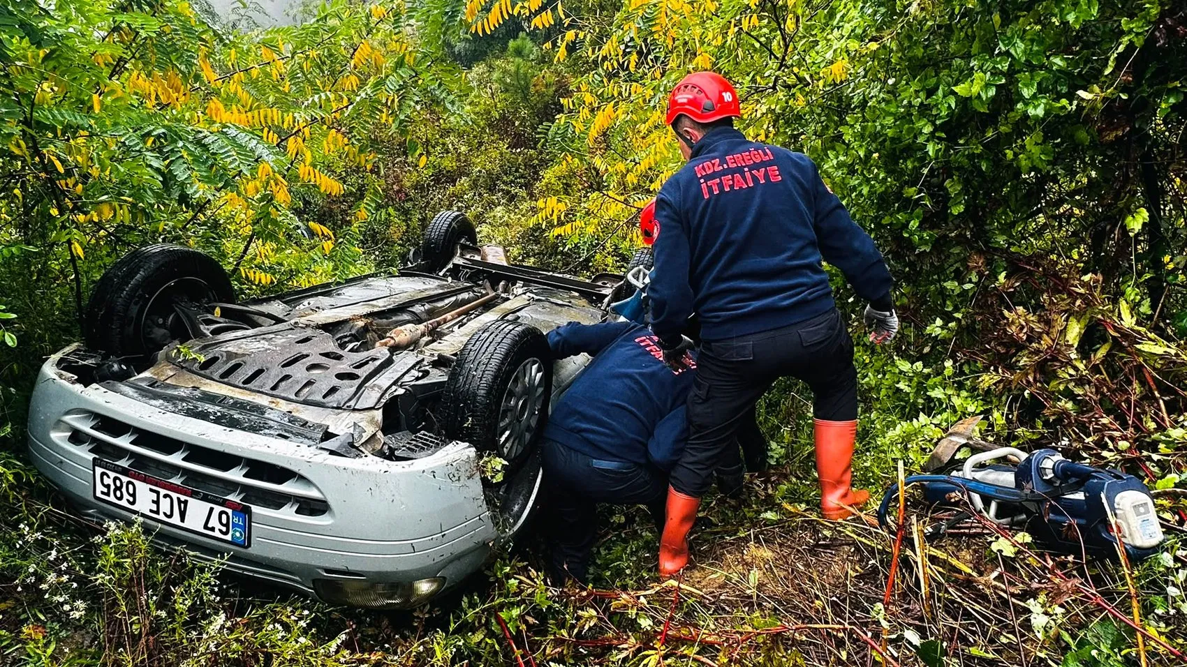 Zonguldak yolunda korkutan kaza: Araç hurdaya döndü