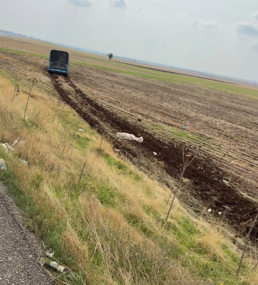 Diyarbakır'da korku dolu anlar: Freni boşalan otobüs tarlaya daldı