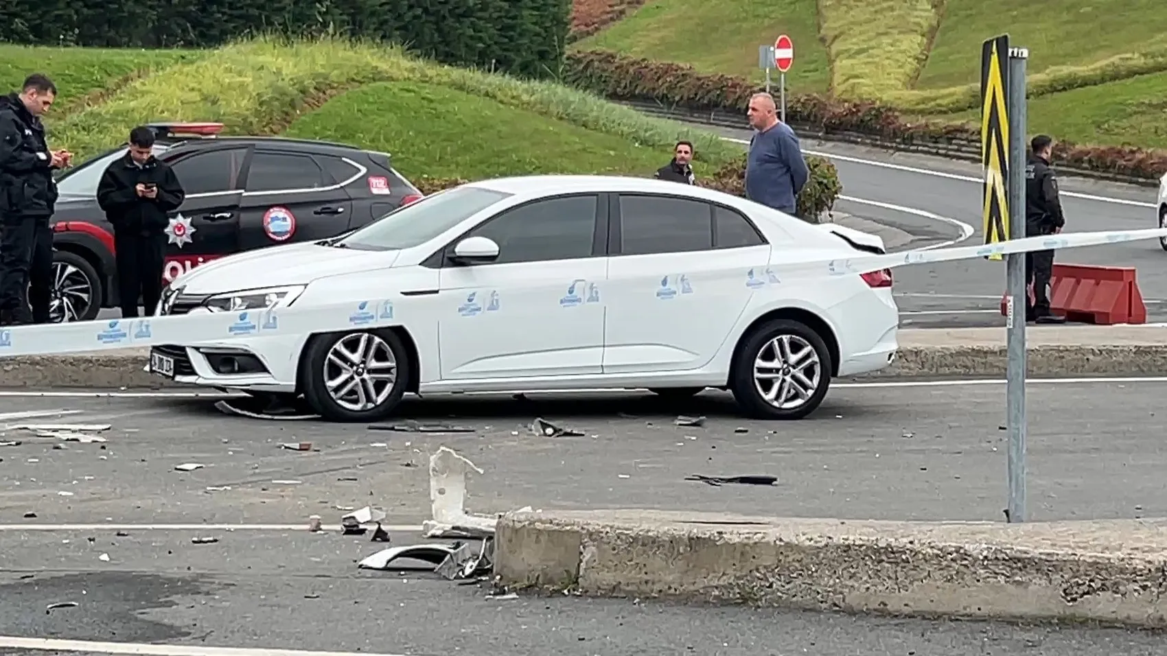 İstanbul trafiğinde dehşet anları: Kontrolden çıkan hafriyat kamyonu İSKİ bahçesine uçtu