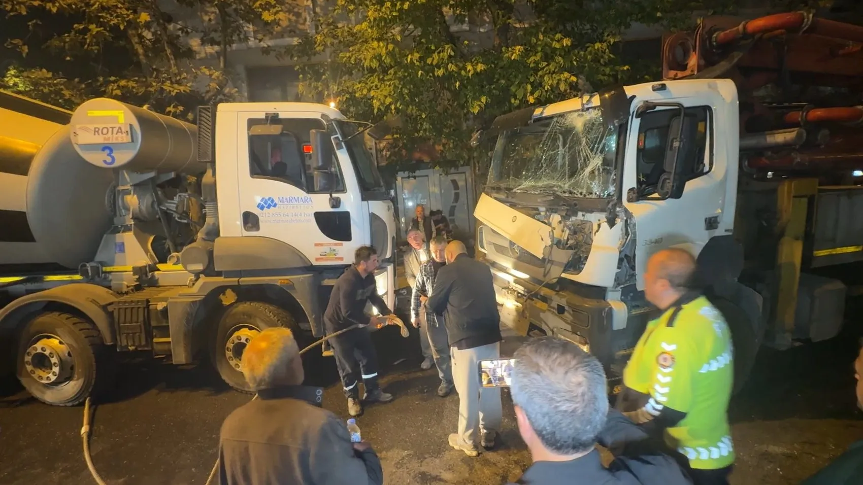 Avcılar'da korku dolu anlar: El frenini çekmeyi unuttu, beton pompası yedi aracı biçti