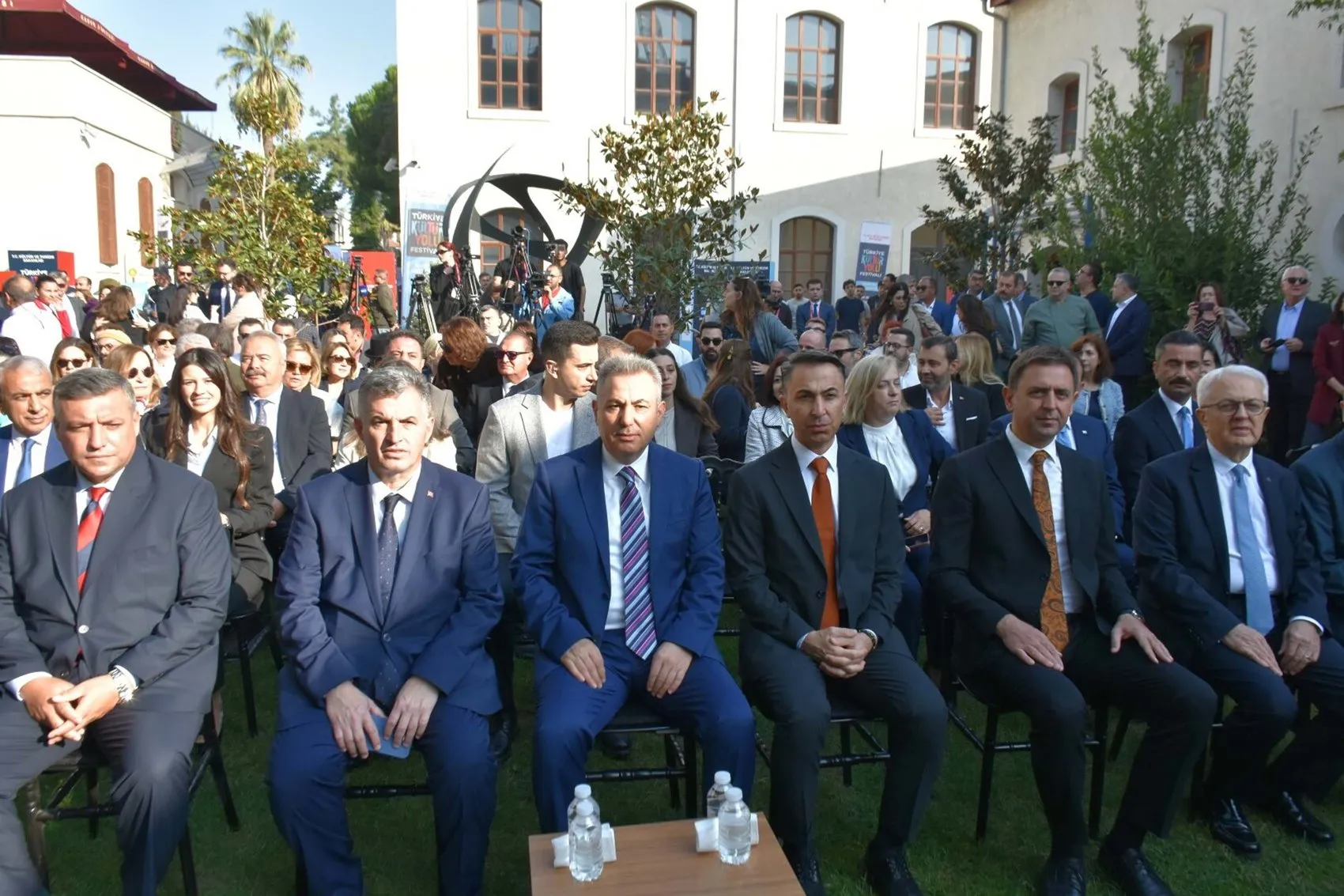İzmir'de sanat ve lezzet rüzgarı: 9 gün sürecek dev festival başladı