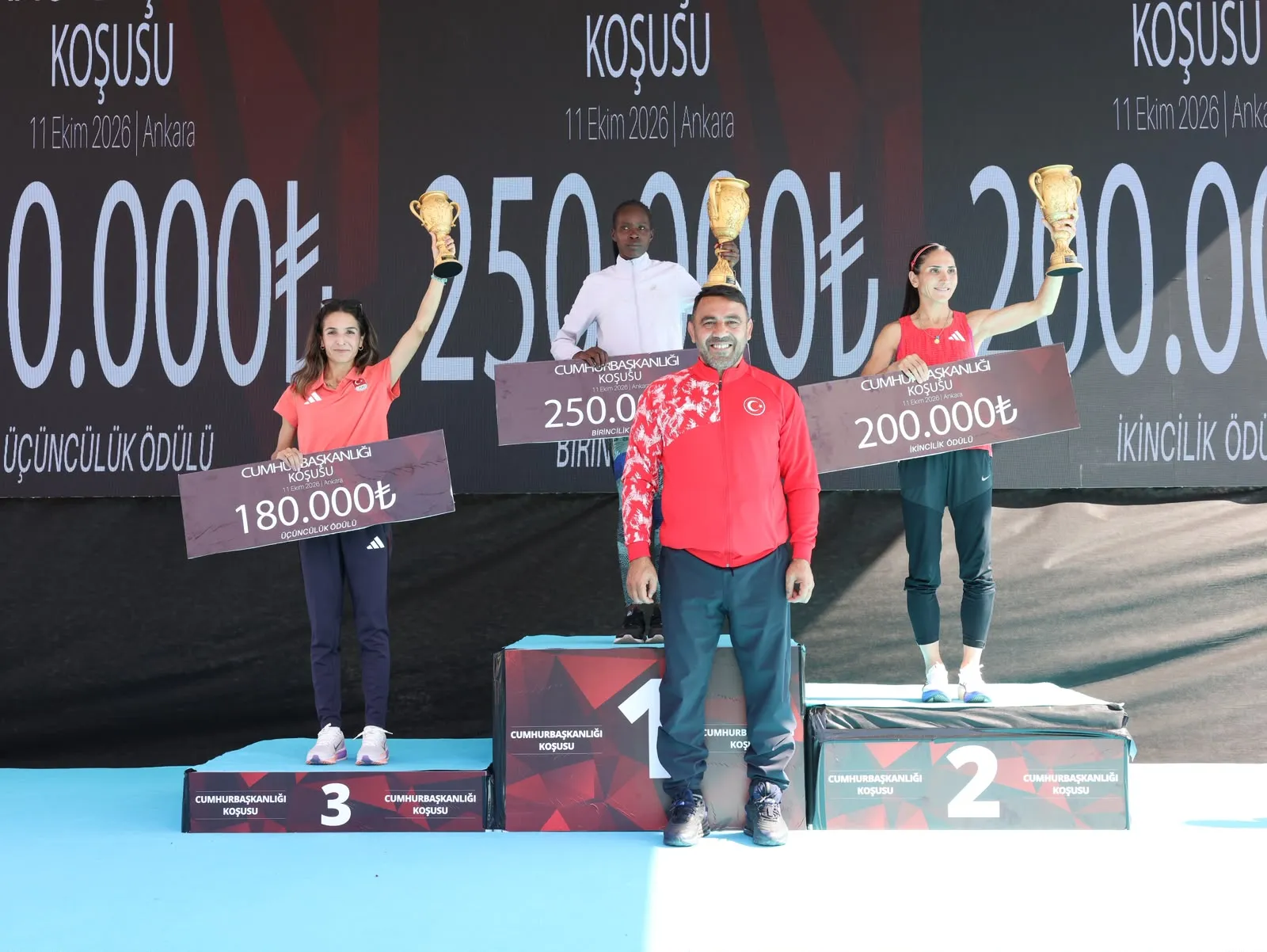 Ankara'da dev organizasyon: 4 bin sporcu başkent sokaklarını maraton alanına çevirdi