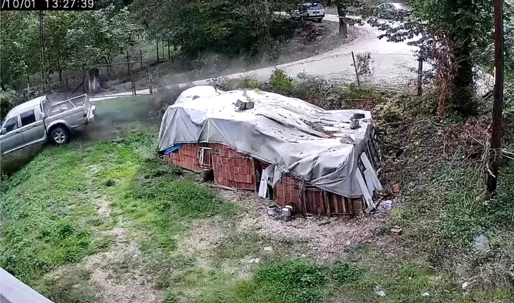 Karabük'te dehşet anları: Kamyonet bahçeye daldı