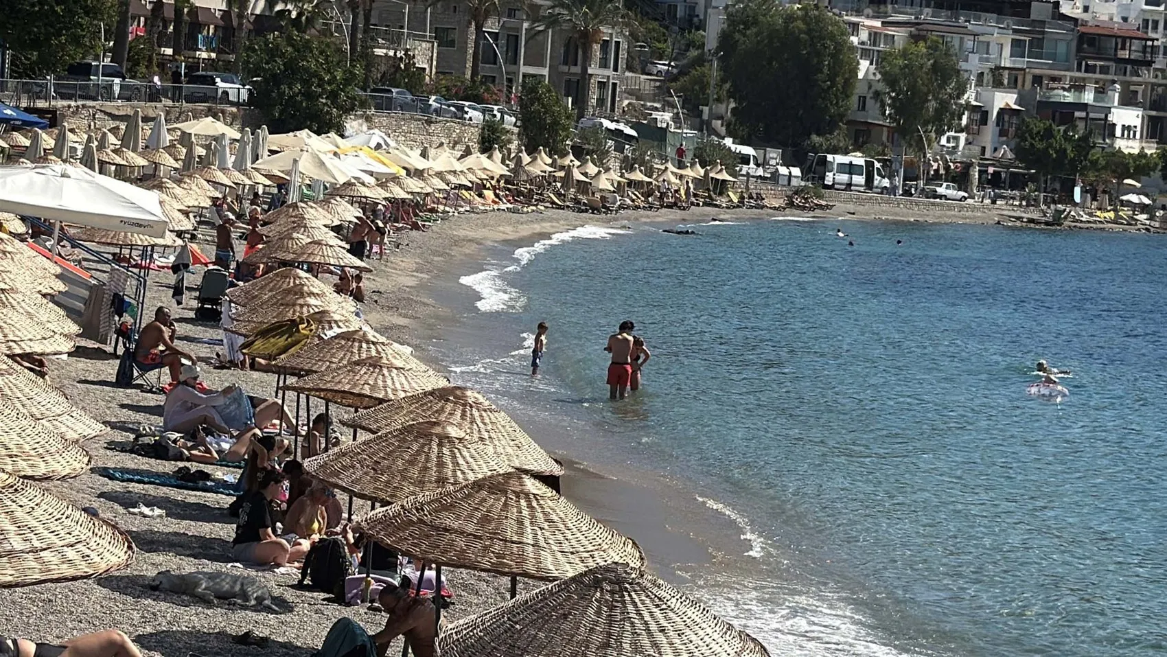 Ekim ayında Bodrum sahillerinde yazdan kalma günler: Turistler denizden çıkmıyor