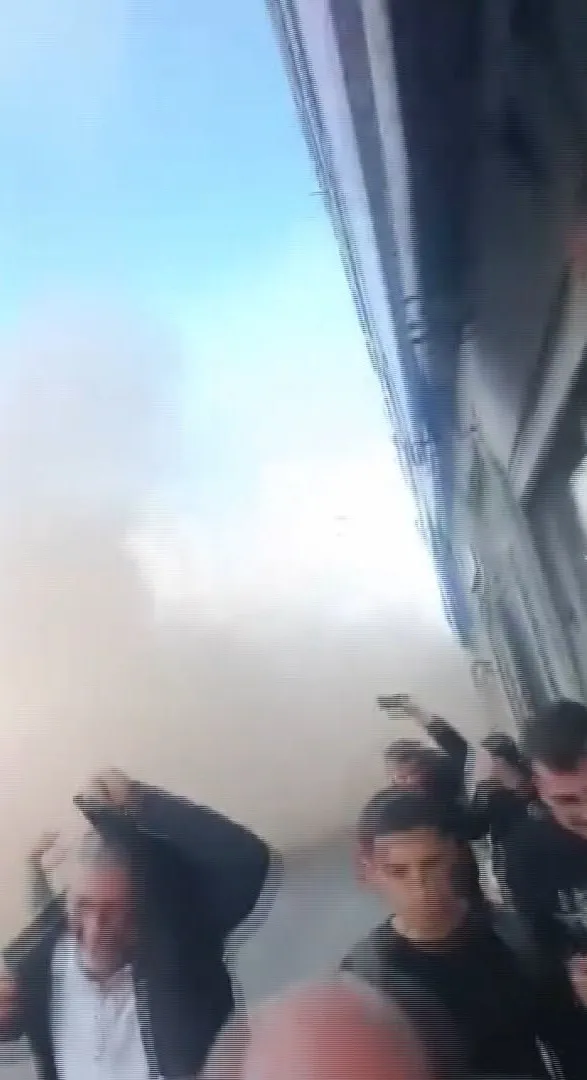 Bayrampaşa'da kentsel dönüşüm yıkımında korku dolu anlar: Bina havada asılı kaldı