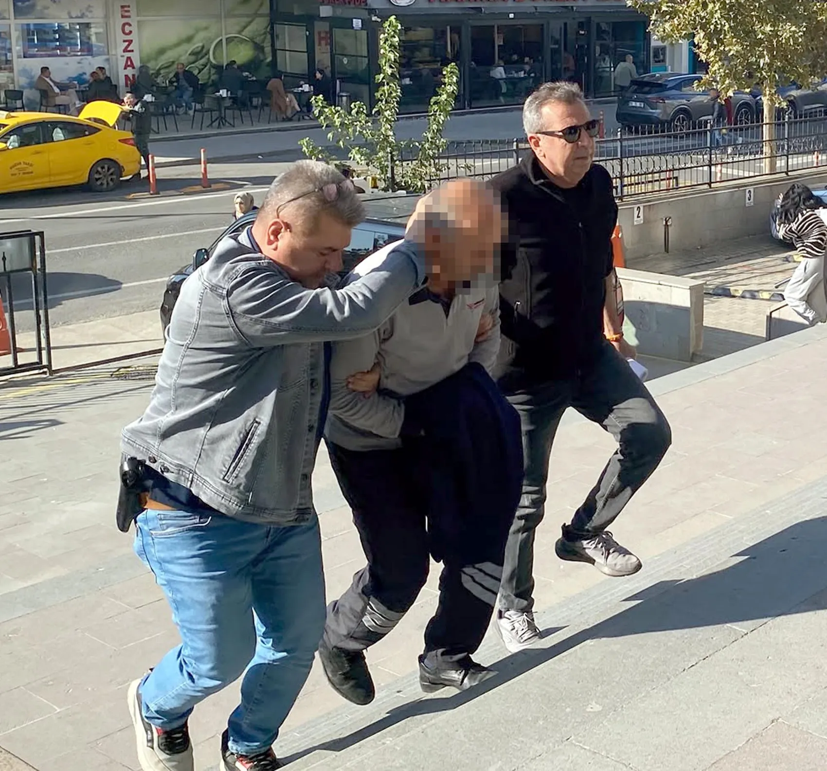 Kuyumcuyu oyuncak silahla korkutmaya çalıştı: Cesur çalışanın hamlesi planını bozdu