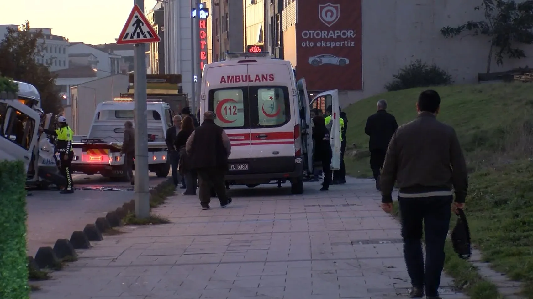 Arnavutköy'de dehşet anları: Servis minibüsünün kamyona çarptığı kaza kamerada