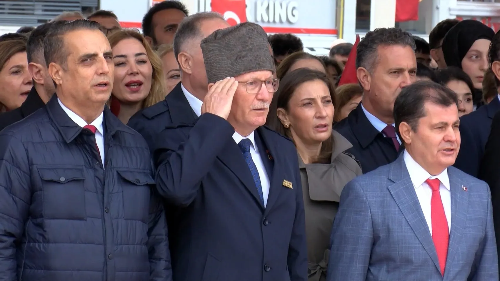 Taksim'de Cumhuriyet coşkusu: Anıt önünde resmi tören düzenlendi