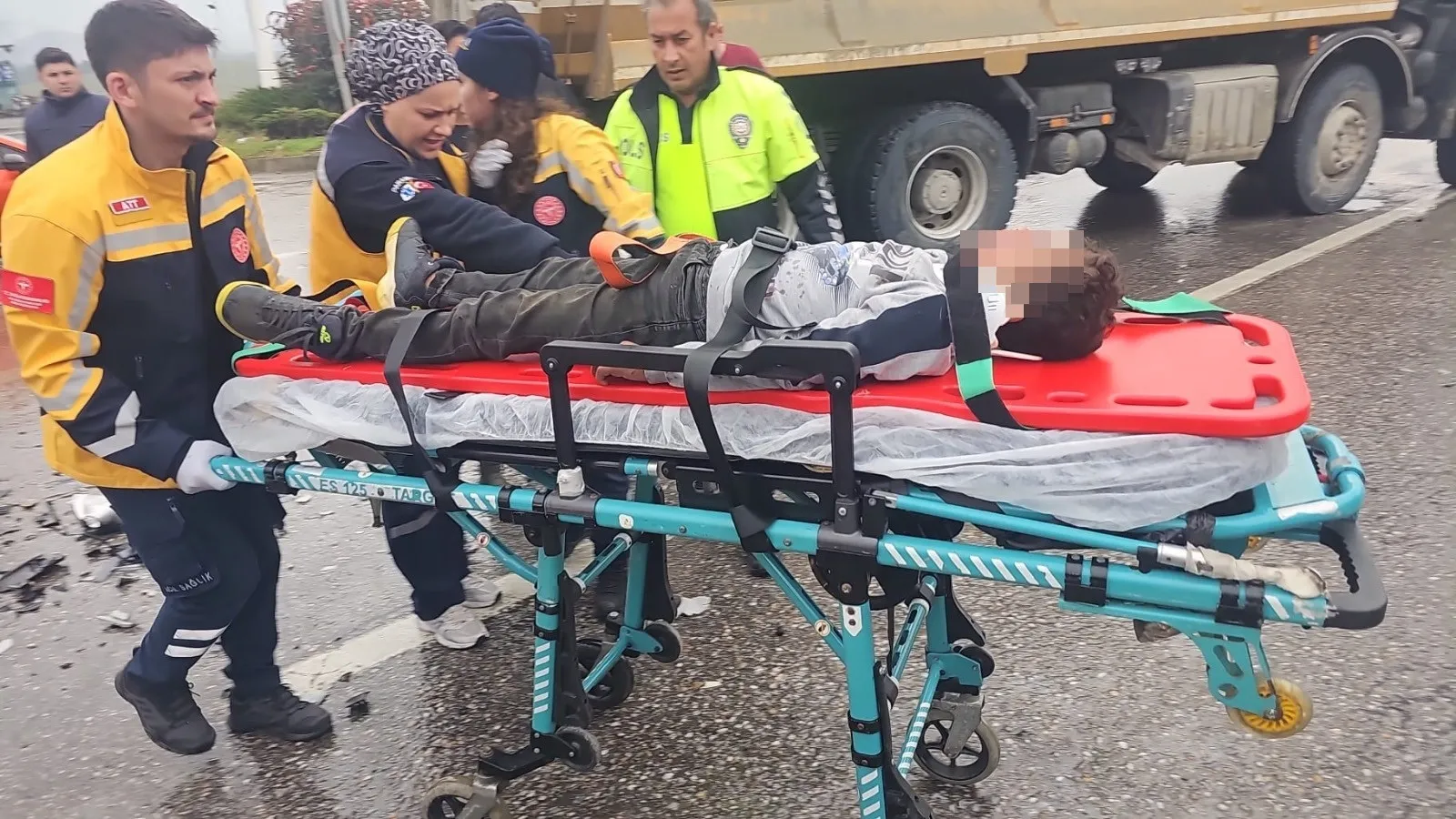 Orhangazi'de korkunç çarpışma: Hafriyat kamyonu ile otomobil hurdaya döndü