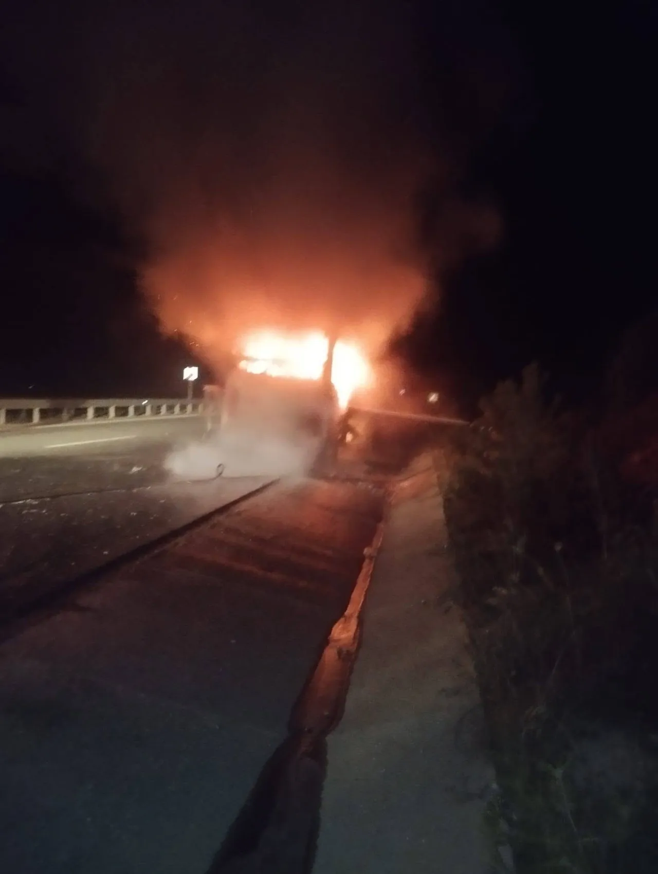 Gece yarısı dehşeti: Seyir halindeki araç küle döndü