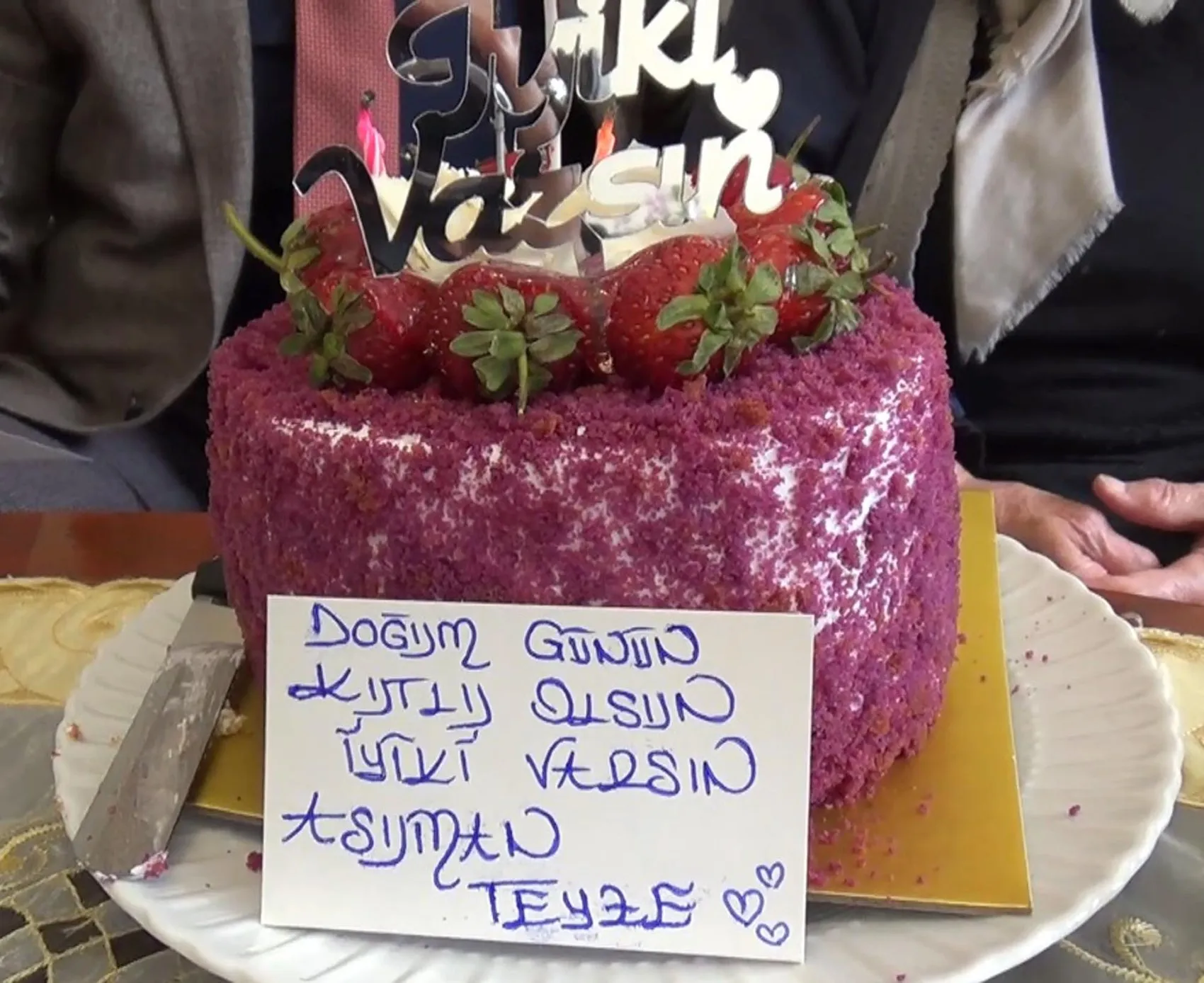 Seksen beş yıllık hasret bitti: Asuman teyzenin hiç kutlanmayan doğum günü Erzurum'da unutulmadı